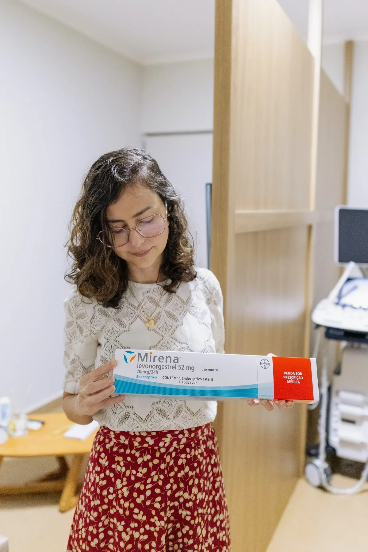 Dra. Priscila Lugarinho apresentando o DIU Mirena durante a consulta de ginecologia.