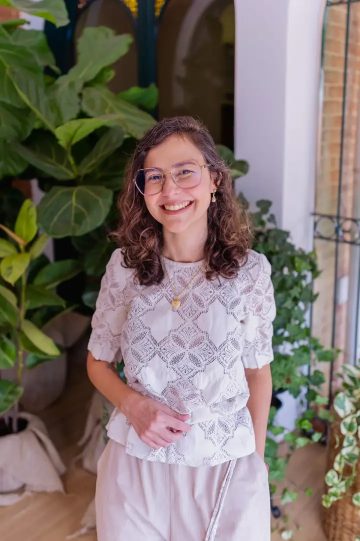 Dra. Priscila Lugarinho, ginecologista, obstetra e mastologista, sorrindo na varanda do Espaço Casulo