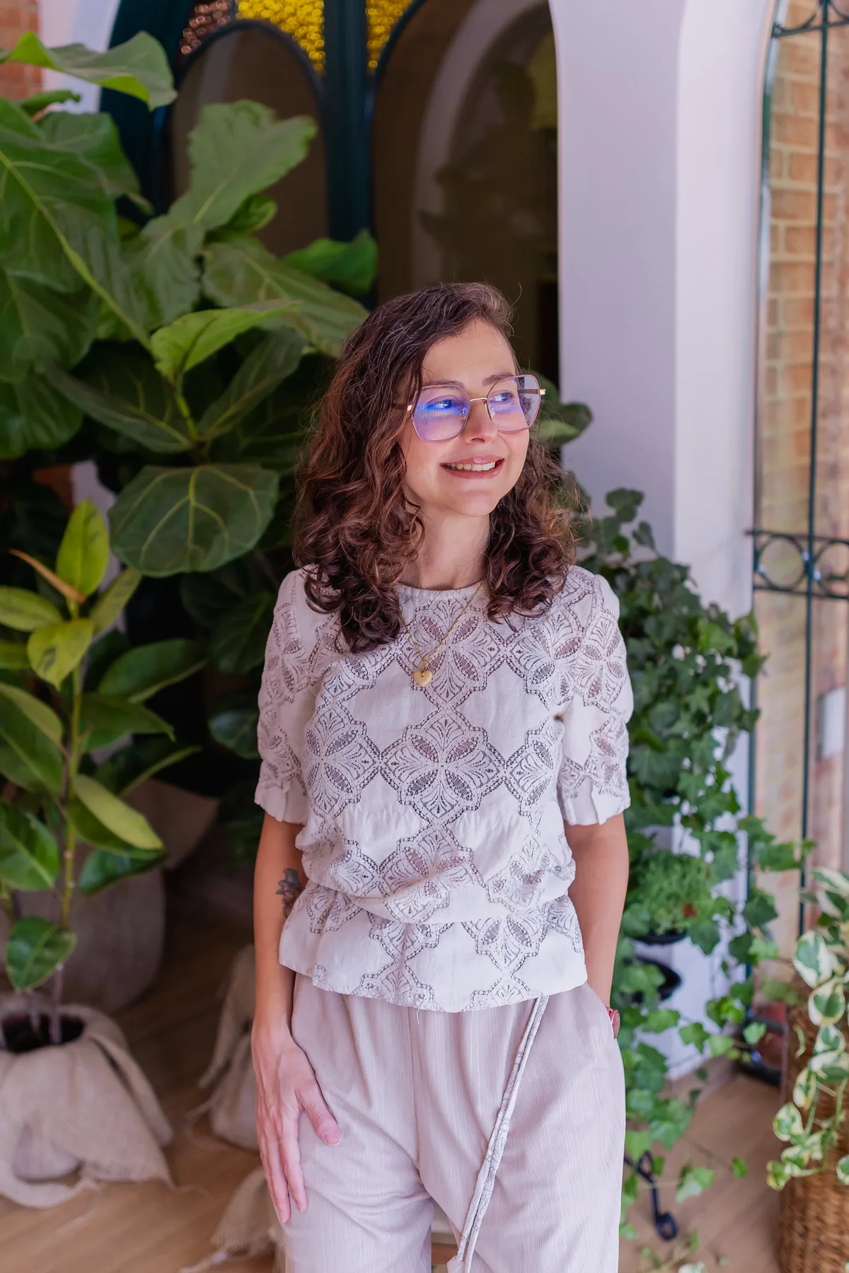 Dra. Priscila Lugarinho, mastologista, sorrindo na varanda do Espaço Casulo.