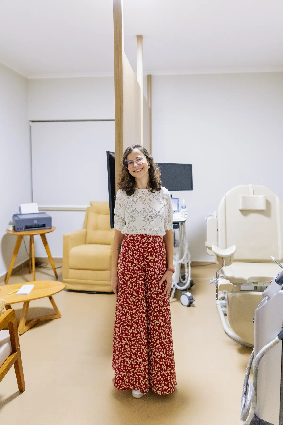 Dra. Priscila Lugarinho na sala de exames do Espaço Casulo, pronta para atender.